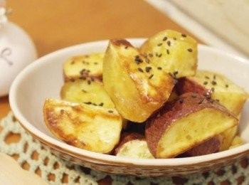 step6: 免油炸就是金黃色的外表~~裹上蜂蜜糖漿的大學芋好可口的樣子^^地瓜外層綿密，內層鬆軟，美味可口!!吃起來味道好香好好吃...會讓人忍不住一口接一口。