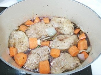 step6: 將雞肉放入且倒入紅酒、月桂葉及迷迭香也加下去。煮沸後倒入高湯滾了之後蓋上鍋蓋燉煮約20分鐘即完成。