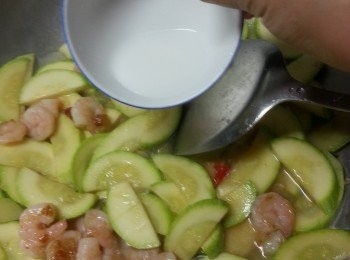 step12: 生粉用1湯匙水拌勻,加入埋芡即可