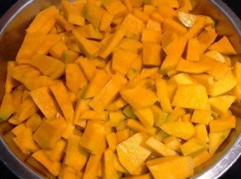 step2: 將安田有機南瓜去皮，去籽，洗淨，切細塊，隔水蒸10分鐘，將蒸好的南瓜壓成蓉取250g備用