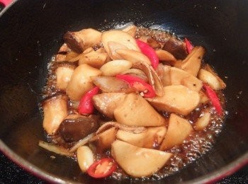 step3: 鍋邊淋下醬油，米酒，味霖或糖再翻炒一下，蓋上鍋蓋小火燜煮約2-3分鐘。掀開鍋蓋用中大火把醬汁收乾，最後加入辣椒片與黑胡椒粉拌炒一下,起鍋前放入九層塔做調味即完成。