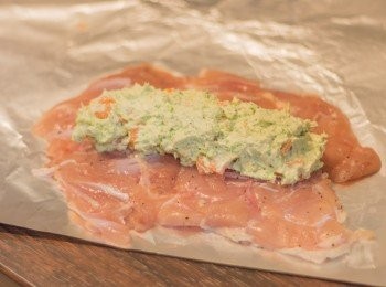 step9: 中間放上忌廉芝士餡，要雞肉可完全包起之份量，頭尾兩面都需要留空位