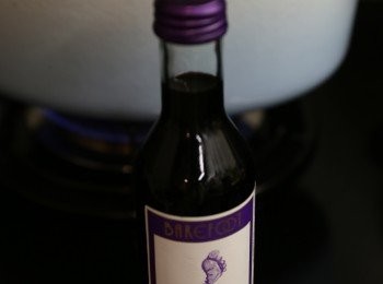 step5: 落紅酒煮滾加茄膏