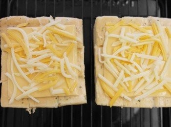 step8: 接著鋪上起士絲~~放入預熱200度的烤箱烤約6-10分鐘!!