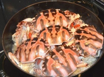 step7: 將花蟹殼放入,蓋上鍋蓋煮約2分鐘。