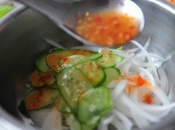 step5: 先將洋蔥絲與小黃瓜片，加入適量的泰式甜辣醬，均勻攪拌