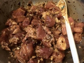 step1: 排骨買回來後，洗淨瀝乾。(索乾內分才可醃入味)用醃料醃3小時或至過夜