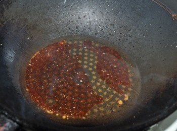 step4: 留下適量炸過魚的油，將砂糖入鍋高溫煸熱