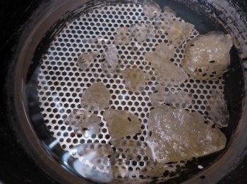 step2: － 水加入冰糖用小火煮溶待涼