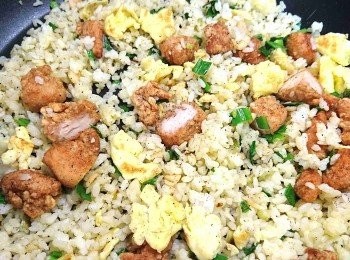 step10: 灑上黑胡椒、白胡椒和鹽，拌炒一下，即可起鍋。