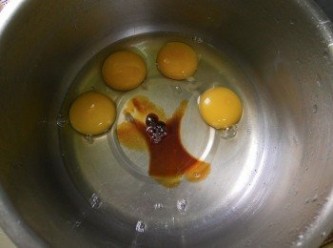 step2: 打蛋加入少許的醬油與胡椒粉 蛋的數量依麵的多寡(因為<span class="group_4">麵體</span>要均勻沾附蛋汁)