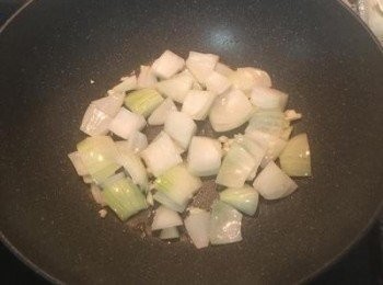 step3: 炒鍋放點油炒香蒜末和洋蔥。