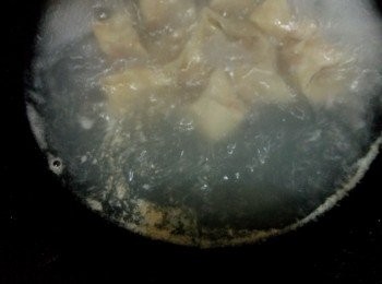 step3: 水滾放入水餃煮10分鐘後，煮熟水餃熄火取出。