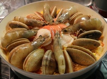 step6: 然後擺上海鮮，再撒上少許鹽。