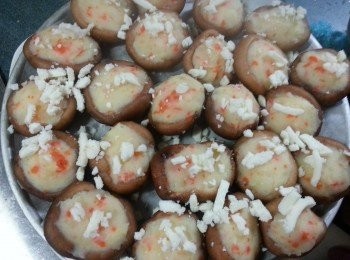 step3: 光波爐先預熱180c,用高架,預熱爐其間將芝士碎舖上薯蓉上