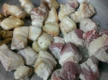 step1: 豬肉下油鍋逼出油