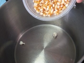 step3: 當見到該兩粒粟米爆開後就可以倒入全部粟米粒
