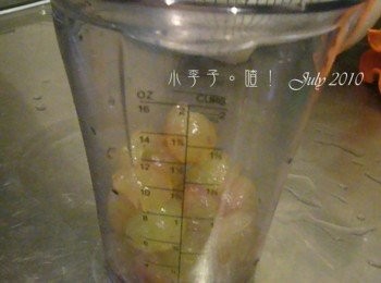 step2: 將葡萄放進容器裡。 我爬文之後知道寶寶一天可以喝100-200CC的果汁 所以我先從100開始試 因為要從1：1的稀釋果汁在慢慢轉換到可以接受全果汁的狀態 所以我試了幾次後 大概一次抓10顆葡萄 仔細洗乾淨皮，用溫水再泡一下剝皮