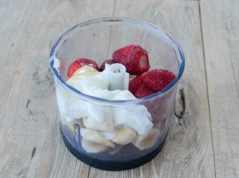 step1: 將草莓和香蕉切小塊，再放入冰箱一個小時