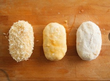 step6: 接著將馬鈴薯泥捏成你想要的形狀，並依照順序沾裹上麵粉、蛋液與麵包粉後備用。