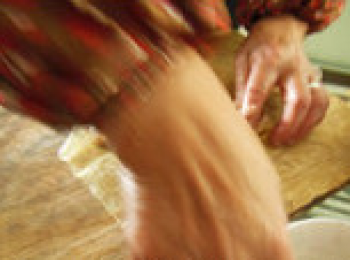 step8: 卷到剩下一小部分腐皮時，在未卷起的腐皮塗上少許麵糊，粘牢便成五香卷生坯