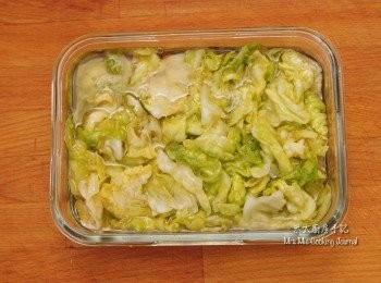 step4: 把椰菜放入玻璃盒裏，倒入涼的糖醋水，放入雪櫃下格，醃3-7天(視乎個人想要的酸度)；其間把椰菜翻動，令椰菜均勻入味。