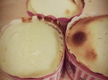 step9: 再加入另一半的低筋麵粉和泡打粉，拌勻。