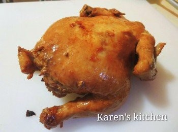 step6: 再把雞轉向另一面雞脾位置，把煲內的汁淋在雞上，合上蓋慢火再煮5分鐘。最後熄火焗15分鐘，即成。斬件上碟。