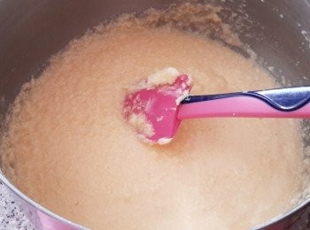 step2: 下香草精及蛋，每次下一顆蛋拌勻