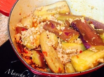 step4: 加入茄子，炒匀後蓋上焗約3分鐘。開蓋炒匀後，加入魚露、鎮江醋、糖及鹽，最後拌入葱花。