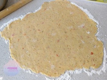 step5: 30分鐘後，將麵團由雪櫃拎出，倒喺灑左麵粉嘅工作枱上，麵粉棍同樣拍啲麵粉防粘，將麵團碌成約4~5mm薄片。