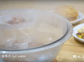 step1: 首先燒一盆熱水