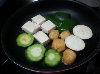 step2: 因為材料太多,所以我分兩次用平底易潔鑊,唔需要太多油,約2湯匙,慢火煎到魚肉金黃色,反轉再煎多約1-2分鐘