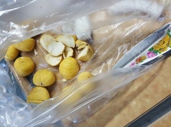 step1: 栗子可以用己經去皮,或用有殼栗子(如用有殼栗子就用滾水烚一烚栗子,再用毛巾卒一卒去殼及去皮)
用食物袋裝起栗子,用較剪將栗子剪碎,(用食物袋裝起作用是令栗子不會四散)