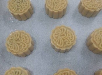 step1: 把糖漿、梘水、生油放入盤中攪勻,篩進麵粉,用膠刮輕輕拌勻(不要搓),蓋上保鮮紙， 放室內靜置 1小時 
再放雪柜約 30分鐘至硬身些少