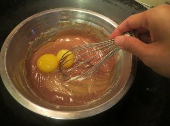 step3: 煮溶至滑加入蛋黃快速拌勻。