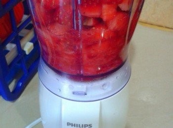 step3: 准备一个食物搅拌器，将切丁的草莓放进搅拌器中，打成果浆备用。