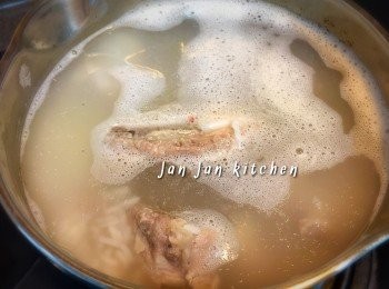 step3: 將水煮滾後，加入白米排骨大火煮10分鐘，間中攪拌防黏鍋。大火煲一煲目的是想材料較為出味。若用明火，此步驟大火需煮25分鐘。