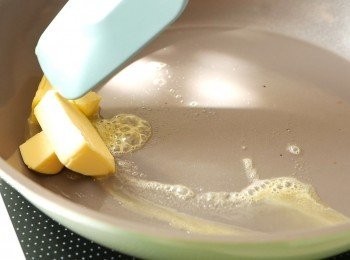 step5: 以小火把牛油煮至溶化。