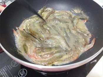 step3: 胡椒香氣出來後~蝦子下鍋炒!!! 蝦子開始變紅色時加入少許的米酒~~拌炒!!!
