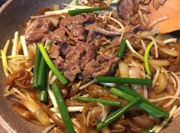 step10: 最後加蔥段略炒，再倒入牛肉炒勻便可上碟, 可加白芝麻、芫茜作裝飾