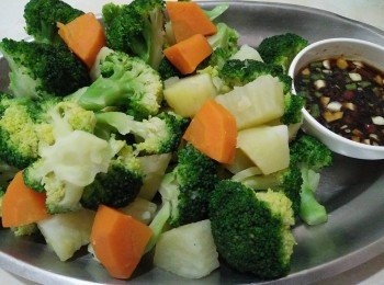 step4: 汆燙花椰菜、地瓜、胡蘿蔔後(以花椰菜、地瓜、胡蘿蔔份量與水量多寡來斟酌時間)。一般來說，葉菜類約汆燙30秒，根莖類約2分鐘。大約2-5分鐘後，小碟盤撒上蒜頭、蔥珠、辣椒，並淋上少許醬油，沾著醬料食用，即可盛盤享用營養、排毒、防癌的川燙花椰地瓜！