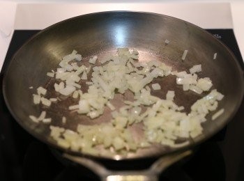 step1: 用無鹽牛油或油把洋蔥炒軟，盛起放涼備用