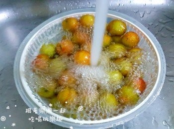 step1: 先將李子放入乾淨的盆中，用大量的流動水沖洗乾淨後，撈起備用。