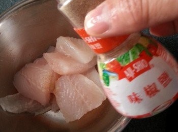 step1: 急凍魚柳解凍洗淨後切件,用廚房紙抹乾水份,用味椒鹽醃一醃,放入雪櫃待用