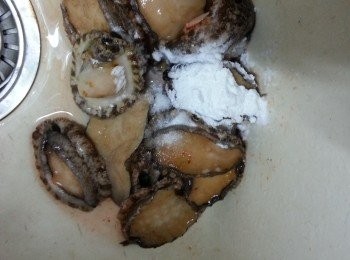 step2: 落少許生粉及鹽擦洗