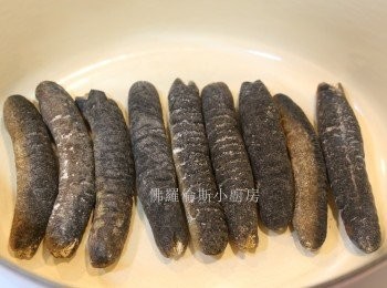 step1: (1)	先將海參洗乾淨，用一個無油既煲浸一晚 (最少四小時)