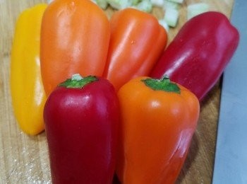 step1: 三色椒洗淨切絲。
蝦去殼挑腸，鮮尤切件花。用鹽豆粉洗淨。
洋蔥，蒜頭切粒。