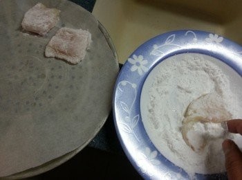 step3: 將魚柳沾滿生粉,放在已舖上牛油紙上,將魚兩邊噴油或印上油,用光波爐高架,預熱200c,每邊波10分鐘待用
