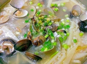 step3: 電鍋跳起來放入蛤蜊~外鍋再放一點水讓蛤蜊開了就好囉~調味少許的鹽雞粉和胡椒~再淋一點香油和葱花就可以粗囉~